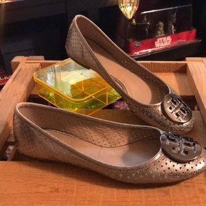 TORY BURCH silver metallic flats 8